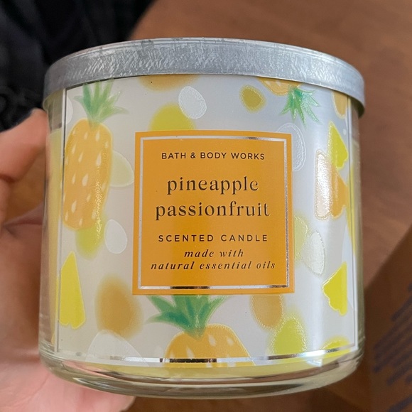 NWT Bath & Body Works 3-Wick Candle PINEAPPLE PASSIONFRUIT - Picture 2 of 5